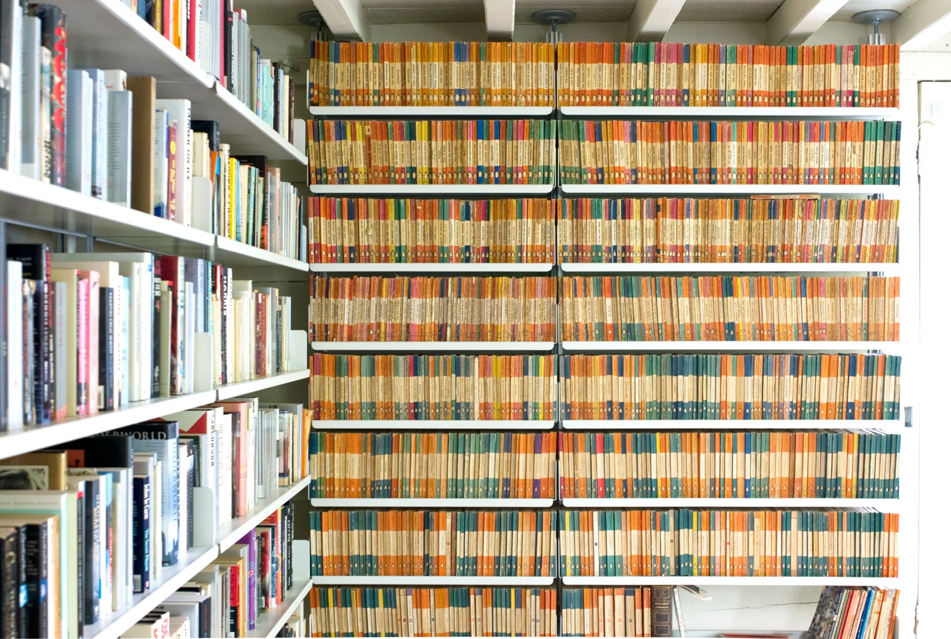 Floor to ceiling bookshelves. Wall mounted bookcases. Strong metal shelves for heavy collection of books, study room, library. Designer shelves, Dieter Rams. Vitsœ 606 Universal Modular Shelving System.