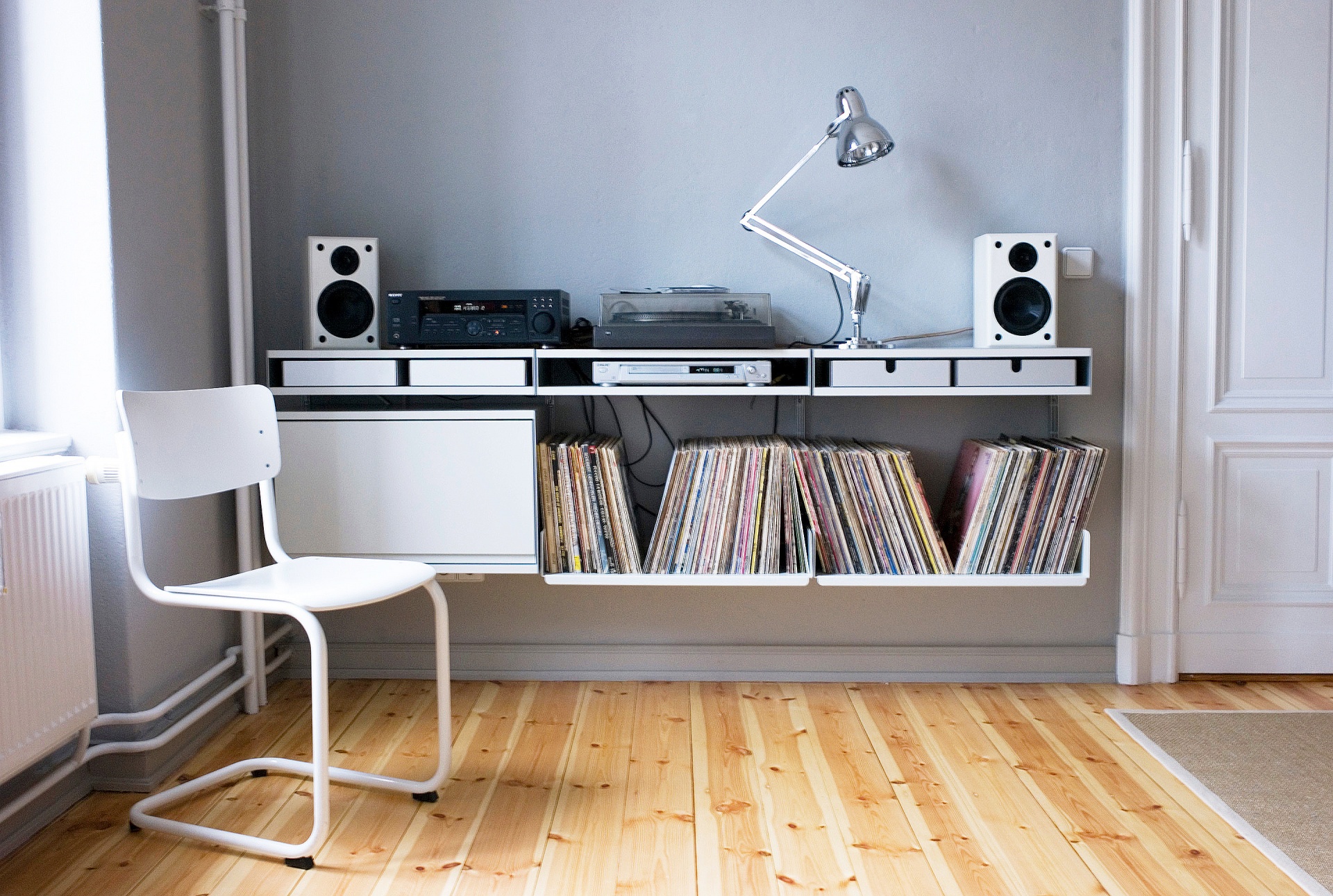 Vinyl records shelves, Hi-Fi rack and cabinet with door. Modular Vitsœ 606 shelving system. Beautiful solution for large LP collection. Designer Dieter Rams