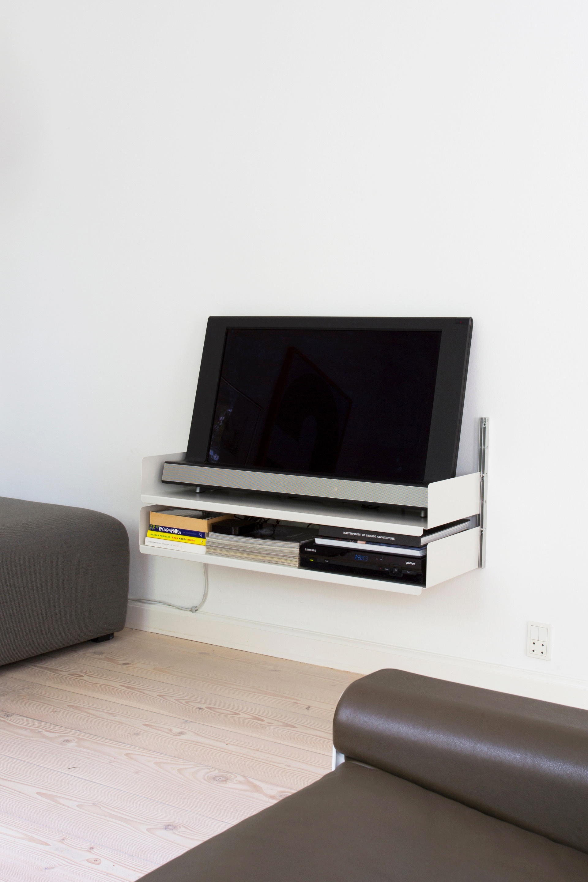 TV stand sideboard. Entertainment center and gaming. Modern modular 606 shelving system. Designer Dieter Rams. Vitsœ.