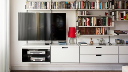 TV stand sideboard and bookshelves combination, media shelf for DVD and CDs. Modern entertainment center. Modular 606 shelving system. Designer Dieter Rams. Vitsœ