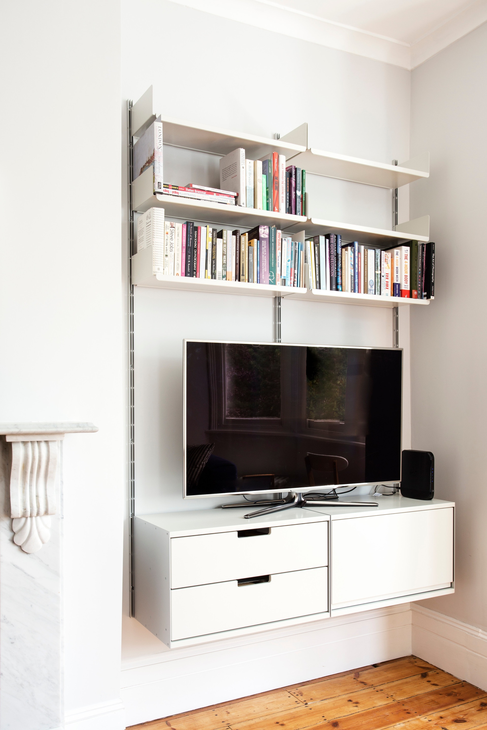TV stand sideboard cabinets. Entertainment center. Modern modular 606 shelving system with strong media shelves and book collection. Designer Dieter Rams. Vitsœ.