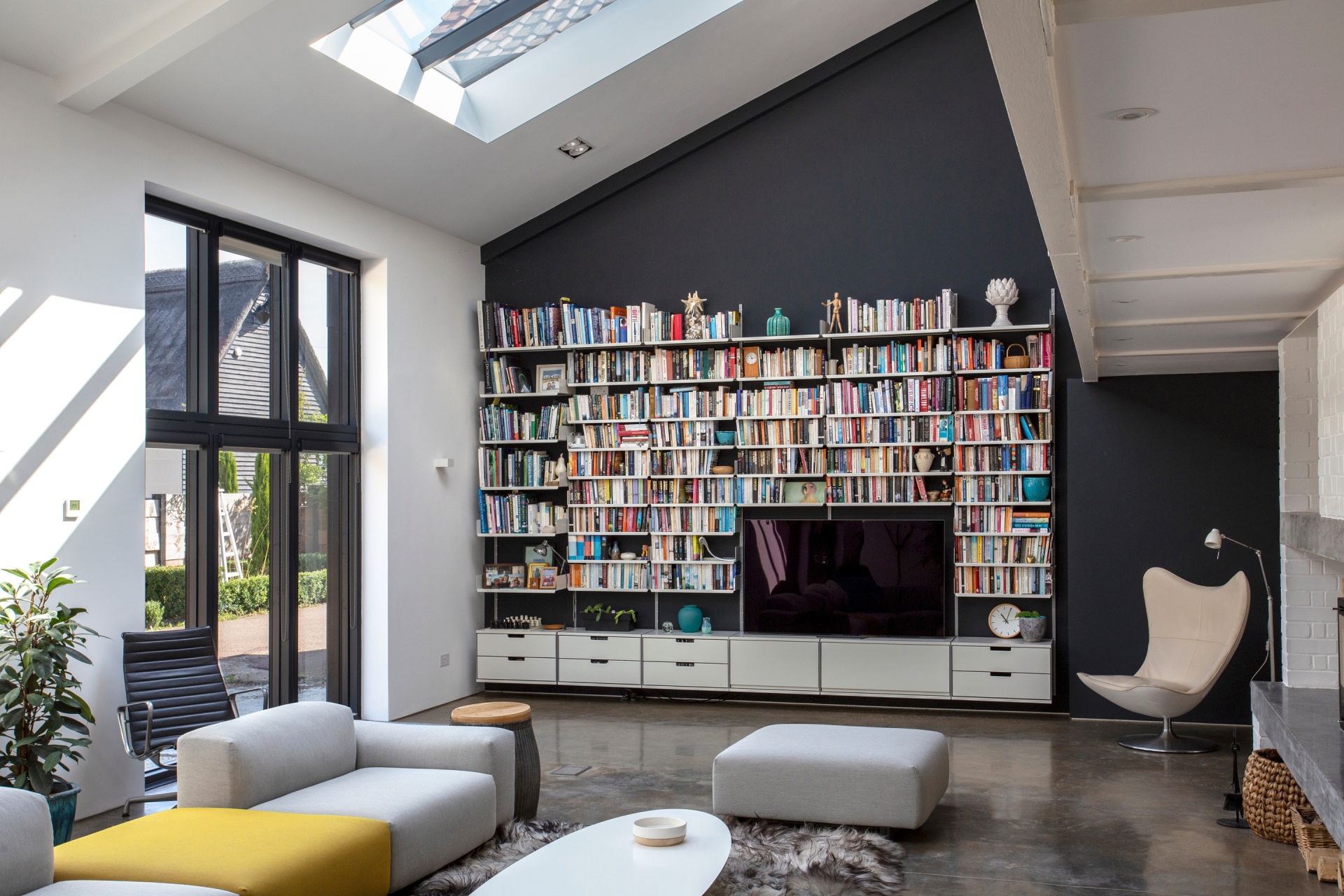 Entertainment center, TV stand sideboard and bookshelves combination, cabinets with doors, drawers. Modern modular 606 shelving system. Designer Dieter Rams. Vitsœ
