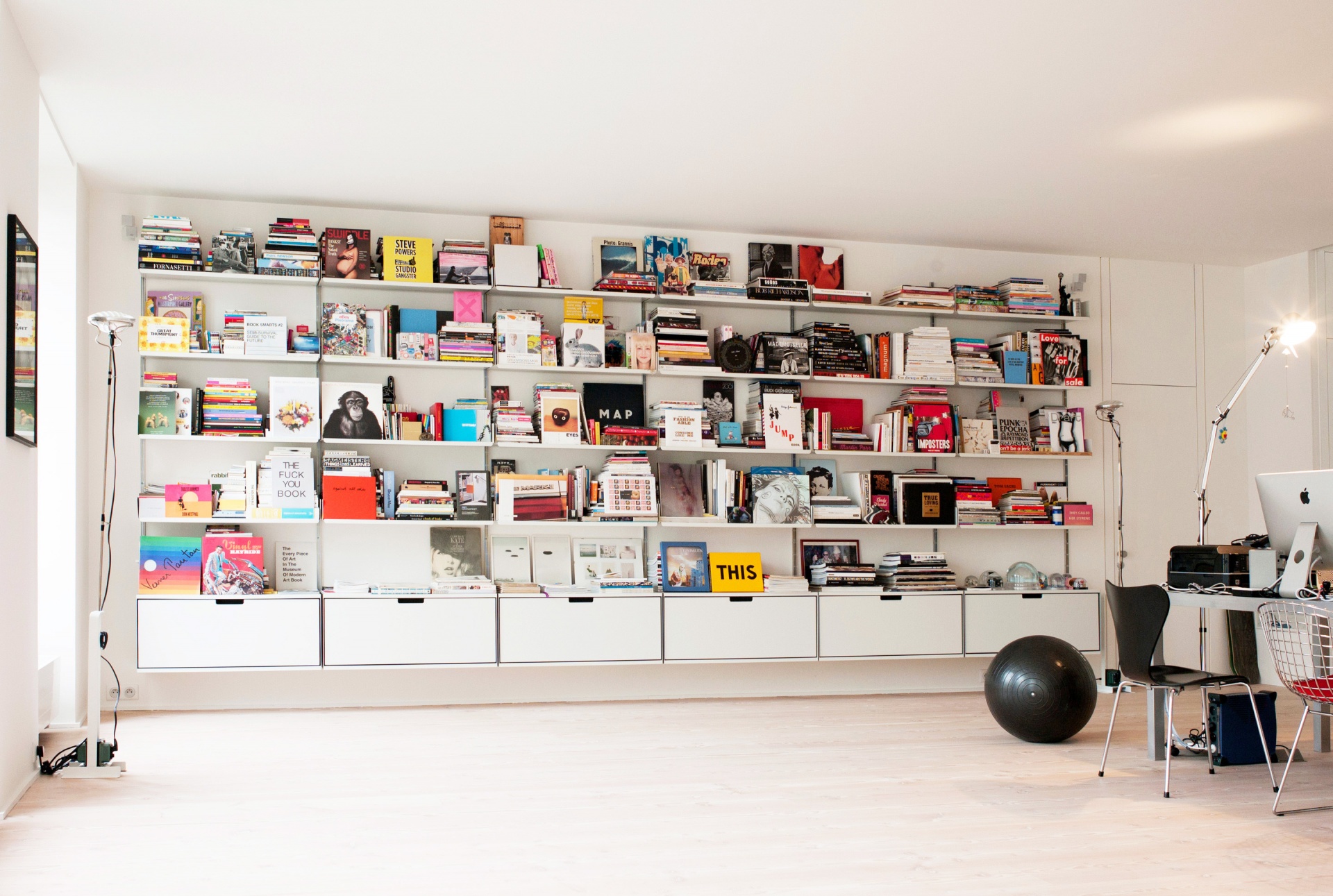 Modern office bookshelves, 1 drawer filing cabinets. White wall mounted Vitsœ 606 modular shelving system. Designer shelves, Dieter Rams.