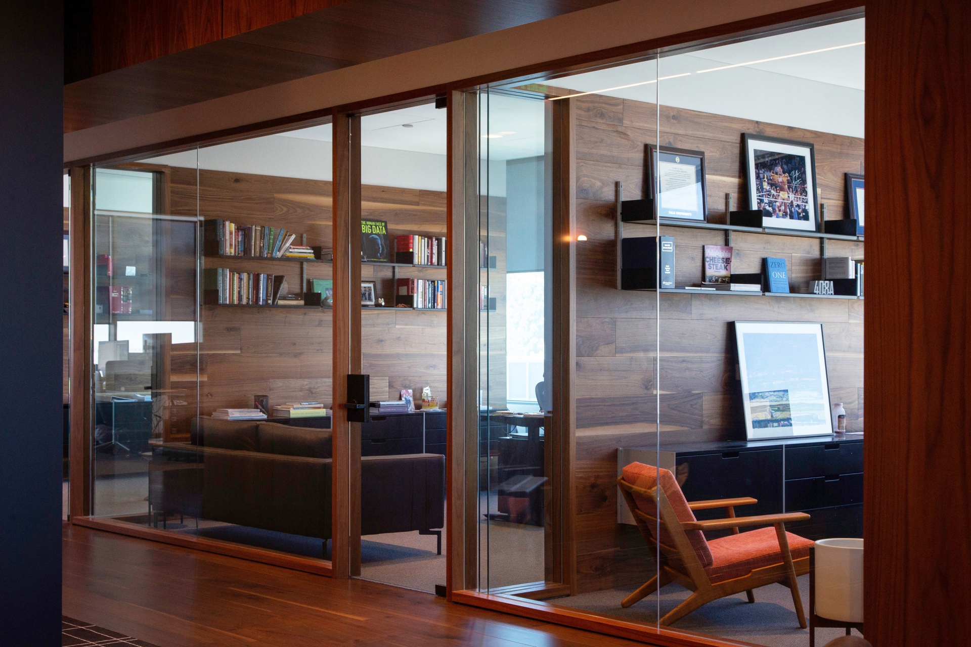 Modern office, filing cabinets and shelves. Lockable cupboards. Wall mounted bookshelves. Vitsœ 606 modular shelving system. Designer shelves Dieter Rams.