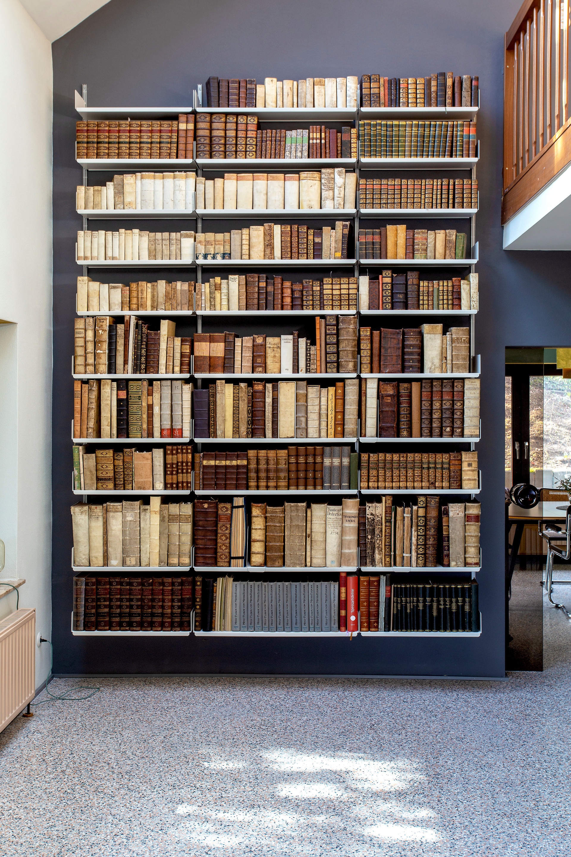 Floor to ceiling bookshelves. White bespoke bookcase. Designer shelves, Dieter Rams. Vitsœ 606 Universal Modular Shelving System.