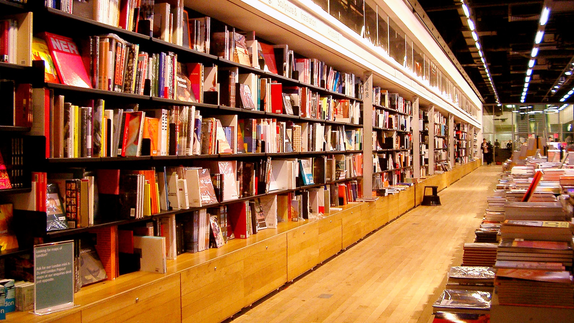 Museum library shelving. Modern wall mounted bookshelves. Modular Vitsœ 606 Universal Shelving System. Design Dieter Rams