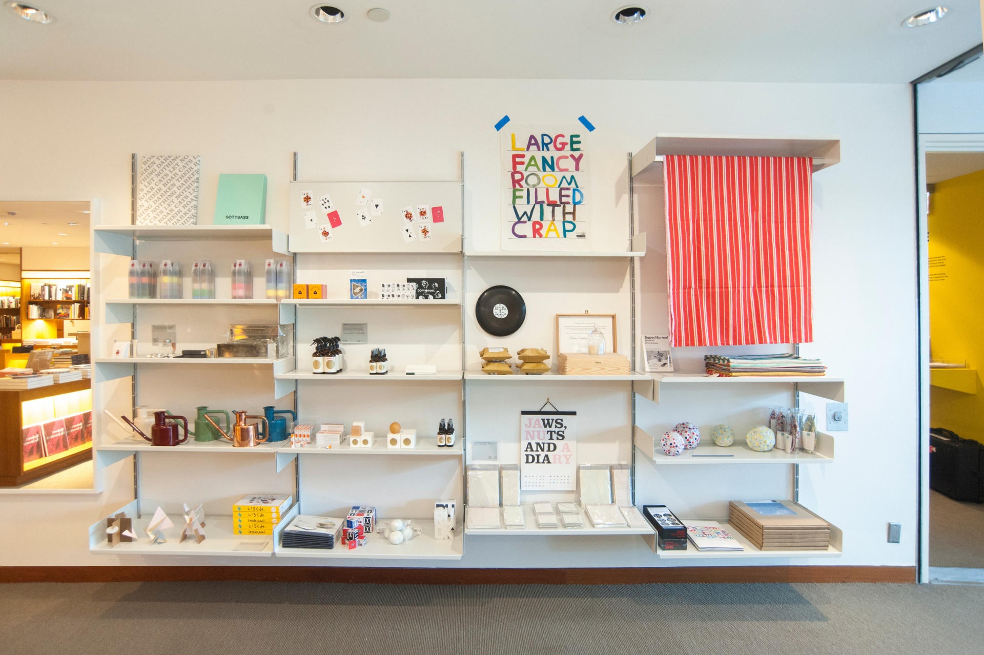 Museum shop shelving, retail display modern shelves, off-white metal.  Modular Vitsœ 606 Universal Shelving System. Design Dieter Rams