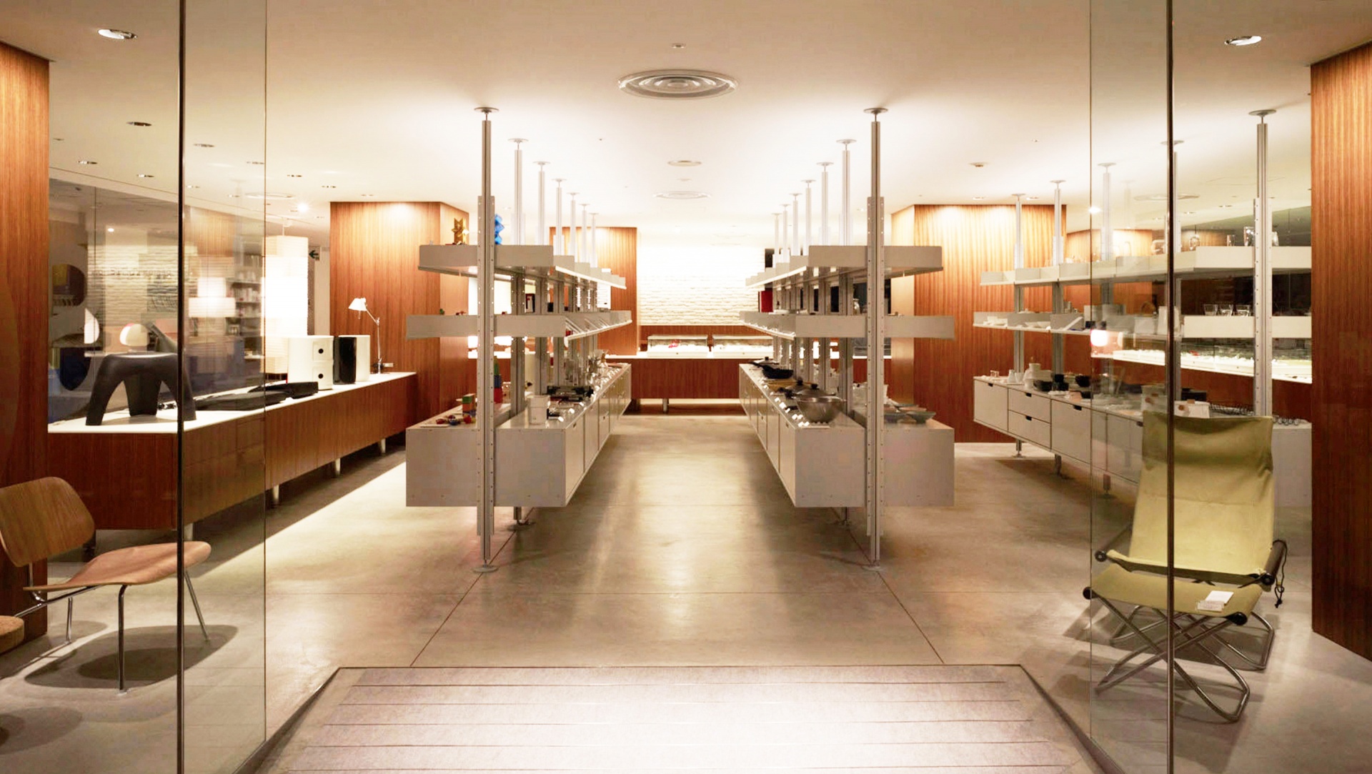 Museum display shop shelving, modern shelves, off-white metal. Floor to ceiling compressed system.  Modular Vitsœ 606 Universal Shelving System. Design Dieter Rams