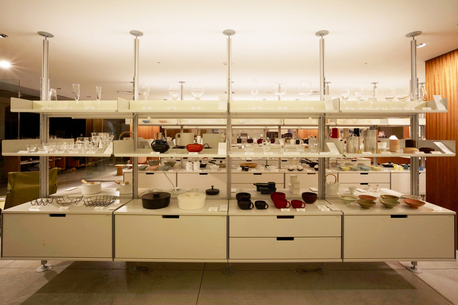 Museum display shop shelving, modern shelves and storage cabinets, off-white metal. Floor to ceiling compressed system. Modular Vitsœ 606 Universal Shelving System. Design Dieter Rams