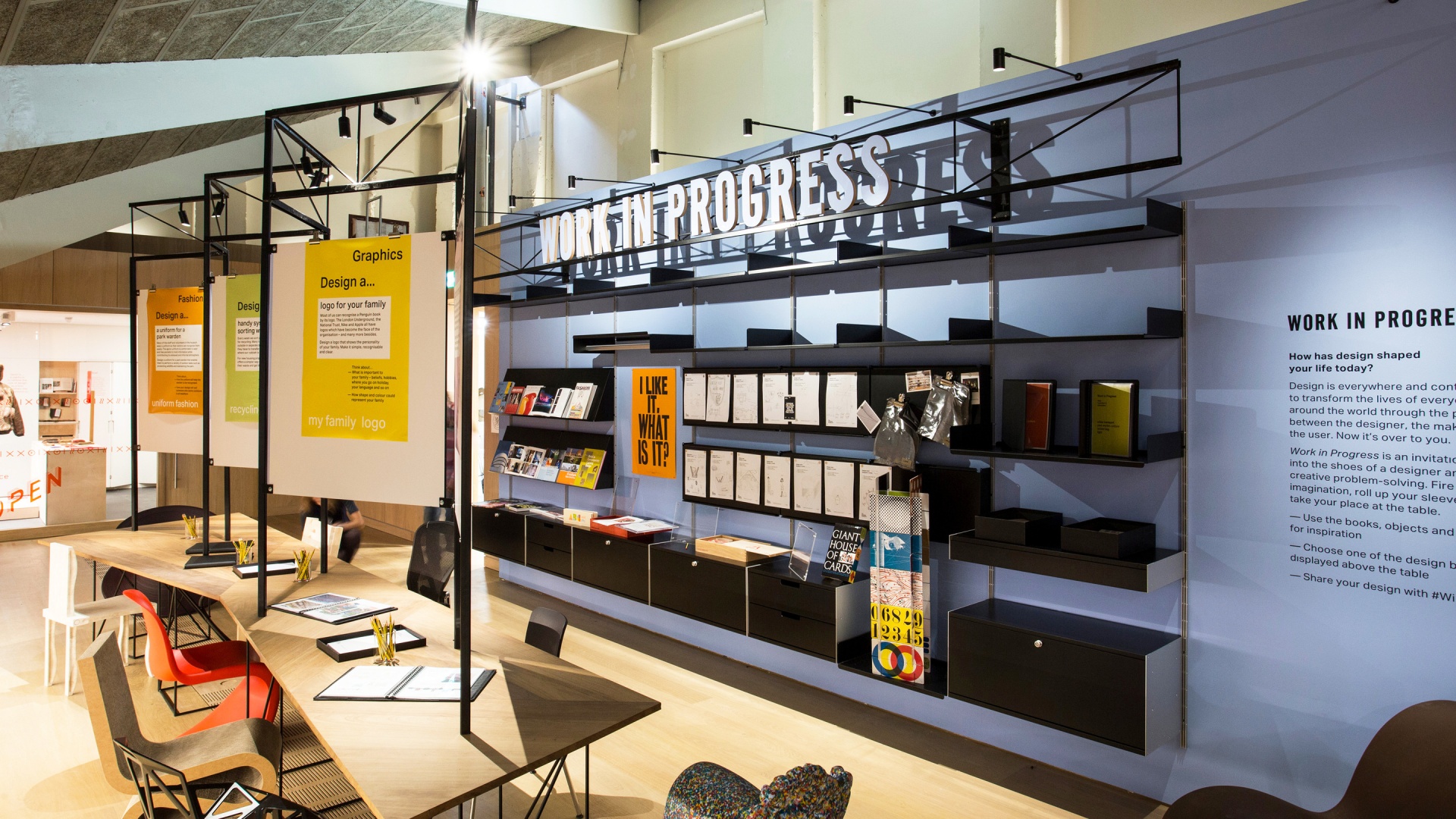Museum library shelving, book and art display sloping shelves and storage cabinets in black metal. Modern wall mounted bookshelves. Modular Vitsœ 606 Universal Shelving System. Design Dieter Rams