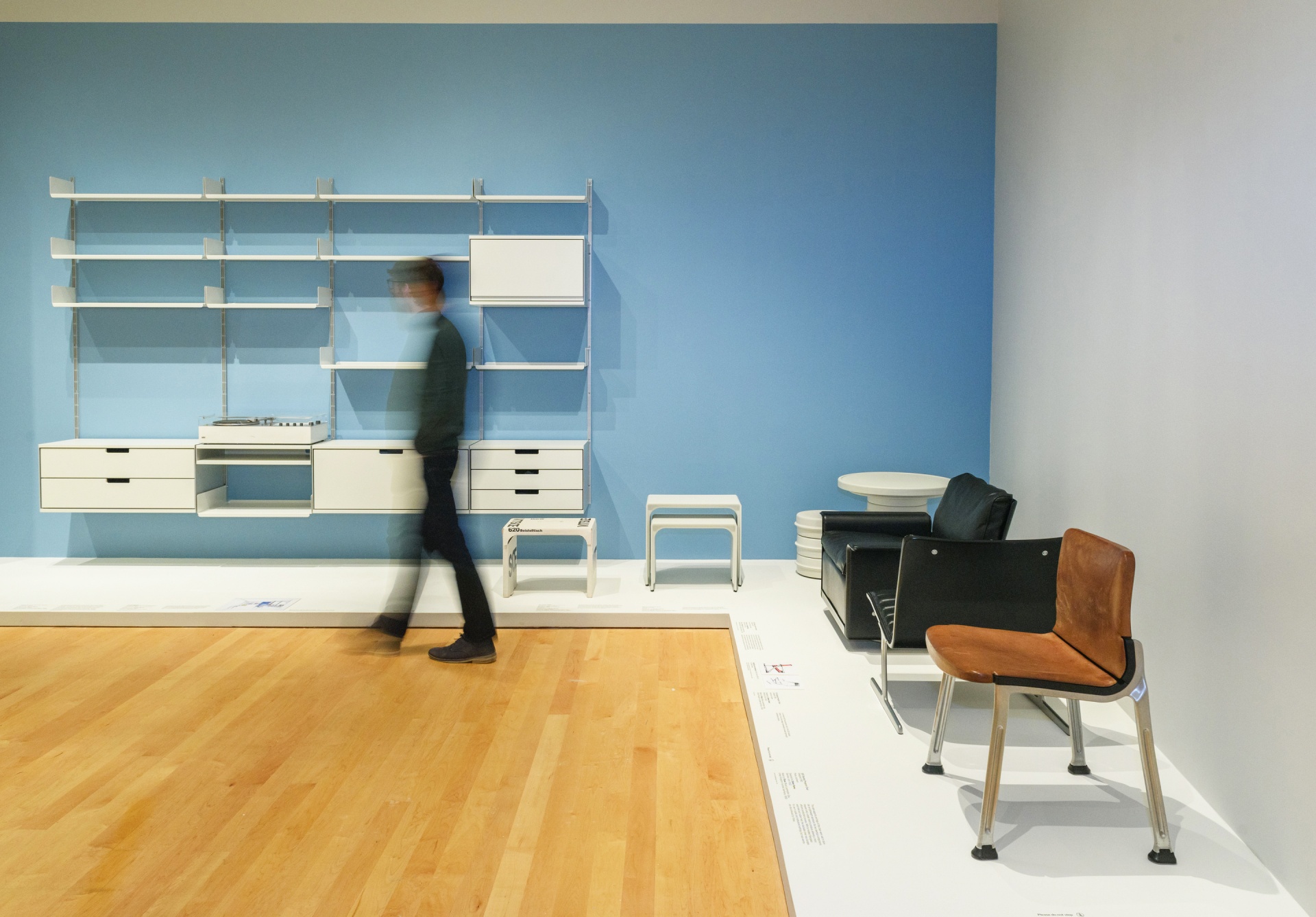 Museum display. Exhibition of a 606 off-white system, 620 Chair, 621 Side table and other chairs designed by Dieter Rams. Modular Vitsœ 606 Universal Shelving System. Design Dieter Rams