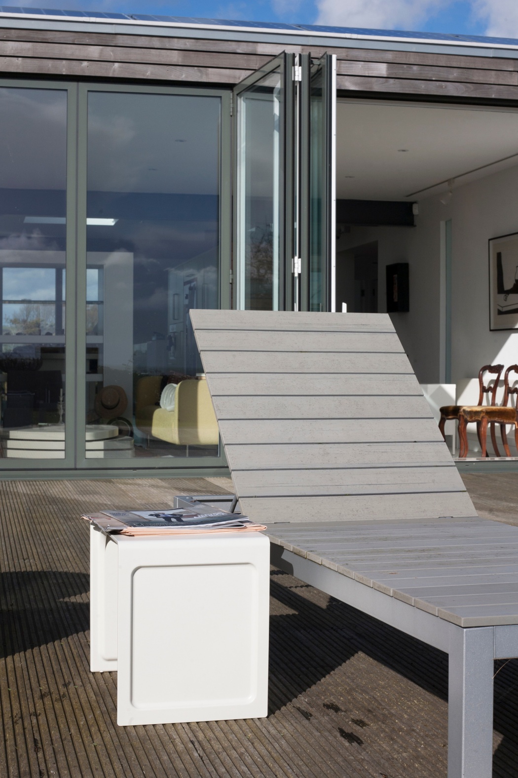 Modern porch chair side table, white. Vitsœ 621 Table. Designer Dieter Rams
