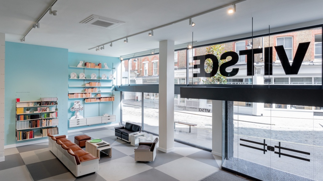 Vitsœ shop in London in Marylebone Lane, 606 shelving system and 620 chairs in the background