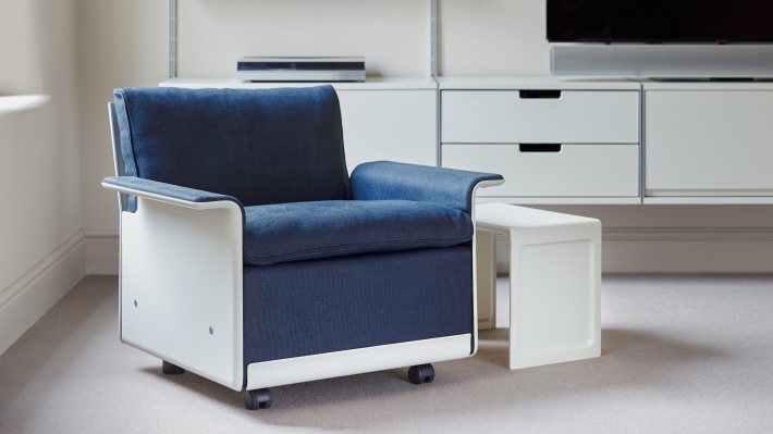 Designer modern armchair. The iconic 620 Chair Programme. Comfortable reading chair, linen fabric, blue. Side table 621. Modular shelving system 606. Designer shelves Dieter Rams