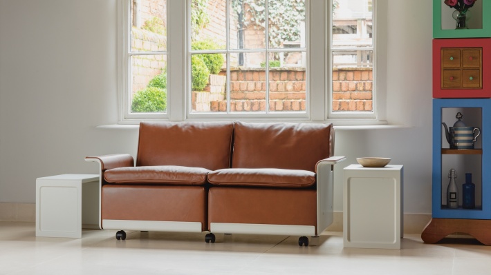 Two-seater modular leather sofa in cinnamon colour. Designer Dieter Rams.