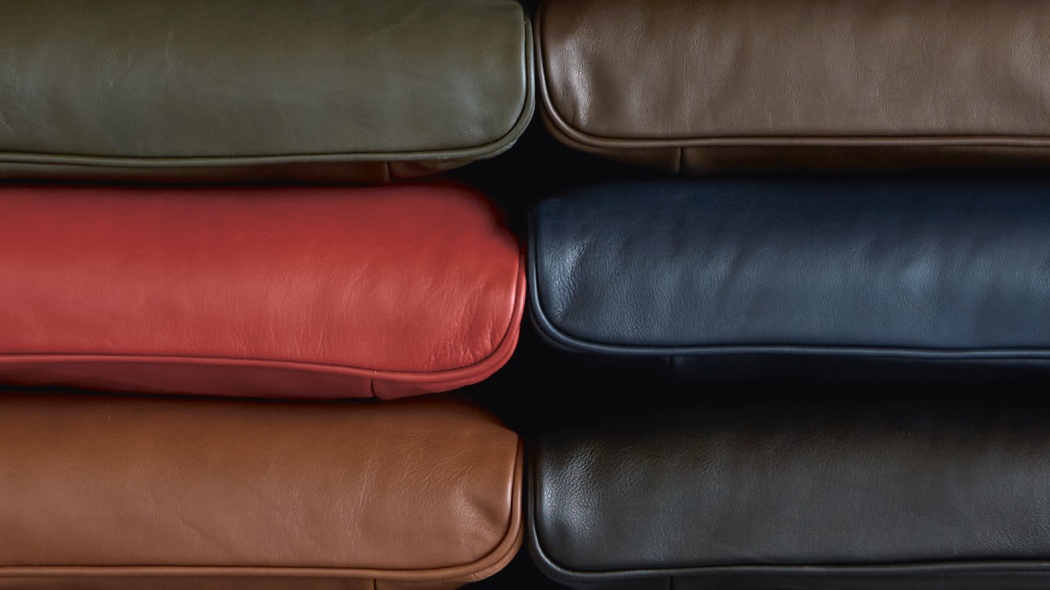 620 armchair upholstery options in leather. Colours cinnamon, red, olive brown, chocolate, midnight blue, black.