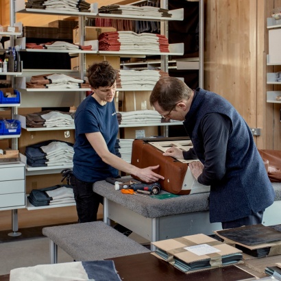 620 Chair assembly and upholstery fitting check in the production building.