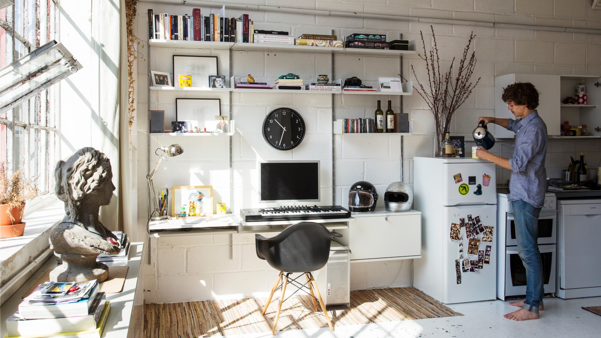 Modular shelving system with desk and strong shelves for heavy books. Above desk shelving unit in off-white, wall-mounted bookshelf for modern home office solution in one room apartment. Designer shelves, Dieter Rams. Vitsœ 606 Universal Shelving System