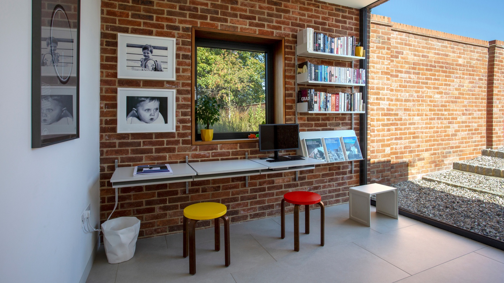 Modular shelving system with desk and strong shelves for heavy books, sloping shelves for display. Above desk shelving unit, wall-mounted bookshelf for modern and minimalist home office. Designer shelves, Dieter Rams. Vitsœ 606 Universal Shelving System. 621 side table in off-white