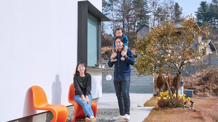 Sairom and PJ Lee’s outside their family self-build home in South Korea.