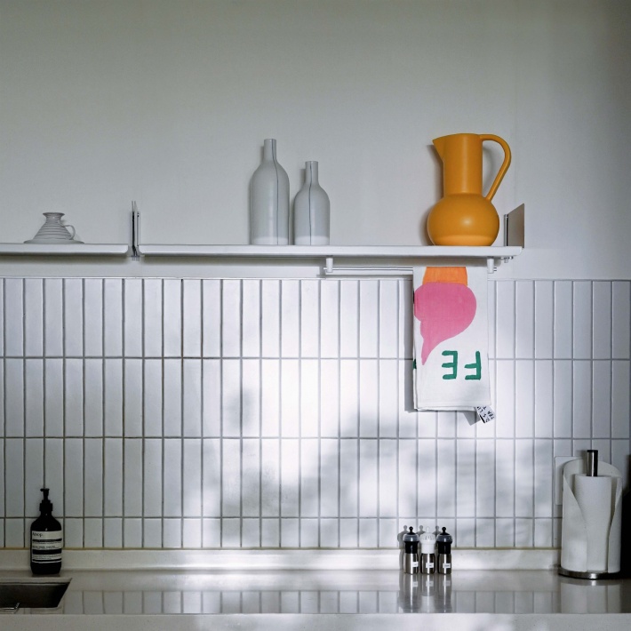 Sairom and PJ Lee’s kitchen minimalist design with Vitsœ shelving over the countertop.