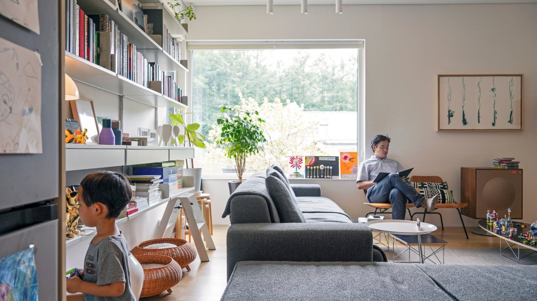 Sairom and PJ Lee’s living room minimalist design with Vitsœ shelving for bookcases / library