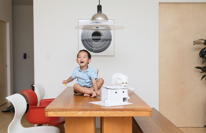 Sairom and PJ Lee’s dining space, minimalist design.