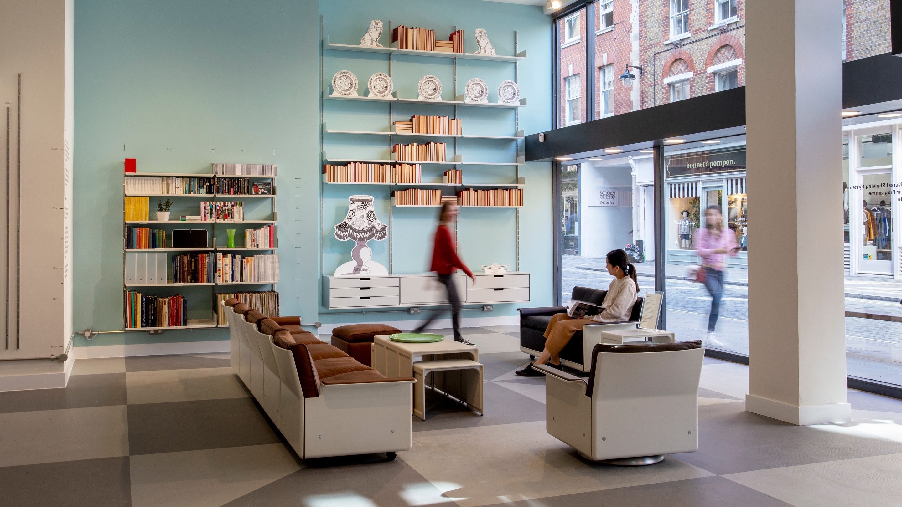 Vitsœ shop in London in Marylebone Lane, 606 shelving system and 620 chairs in the background