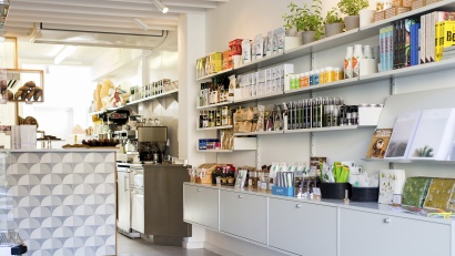 The Modern Baker in Oxford. Retail. Display use of the 606 shelving system, drawer cabinets. Vitsœ, design Dieter Rams