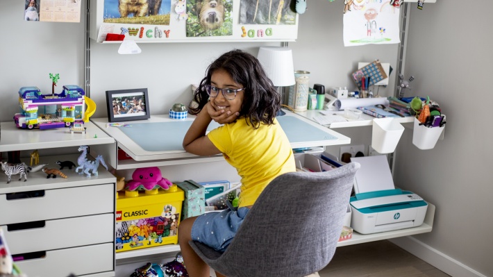 Vitsoe 606 shelving system for kids bedroom. Vitsoe desk shelf, drawer cabinet. Wall mounted, off-white. Dieter Rams design.