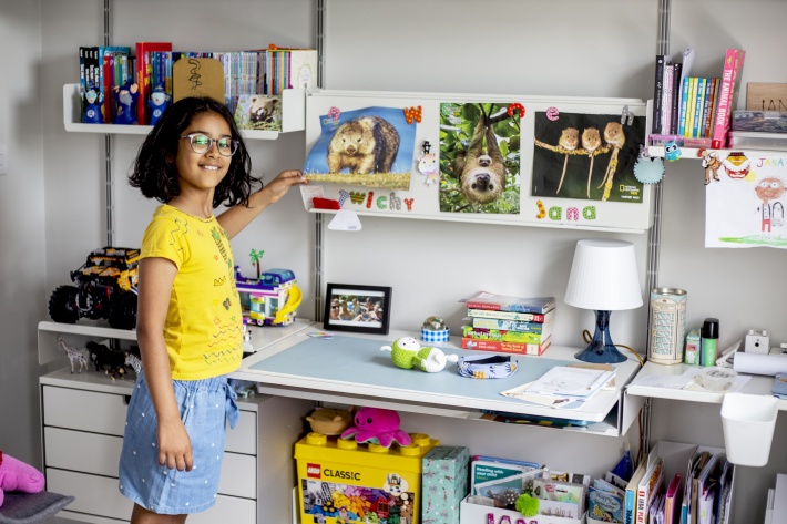 Vitsoe 606 shelving system for kids bedroom. Shelves for art display and desk shelf. Wall mounted, off-white. Dieter Rams design.