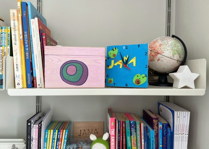 Vitsoe 606 shelving system for kids bedroom. Shelves for art display and books. Wall mounted, off-white. Dieter Rams design.