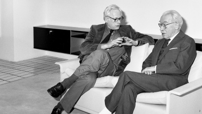 Dieter Rams and founder, Niels Vitsœ talking on a two-seat 620 modular sofa in the late 1980s