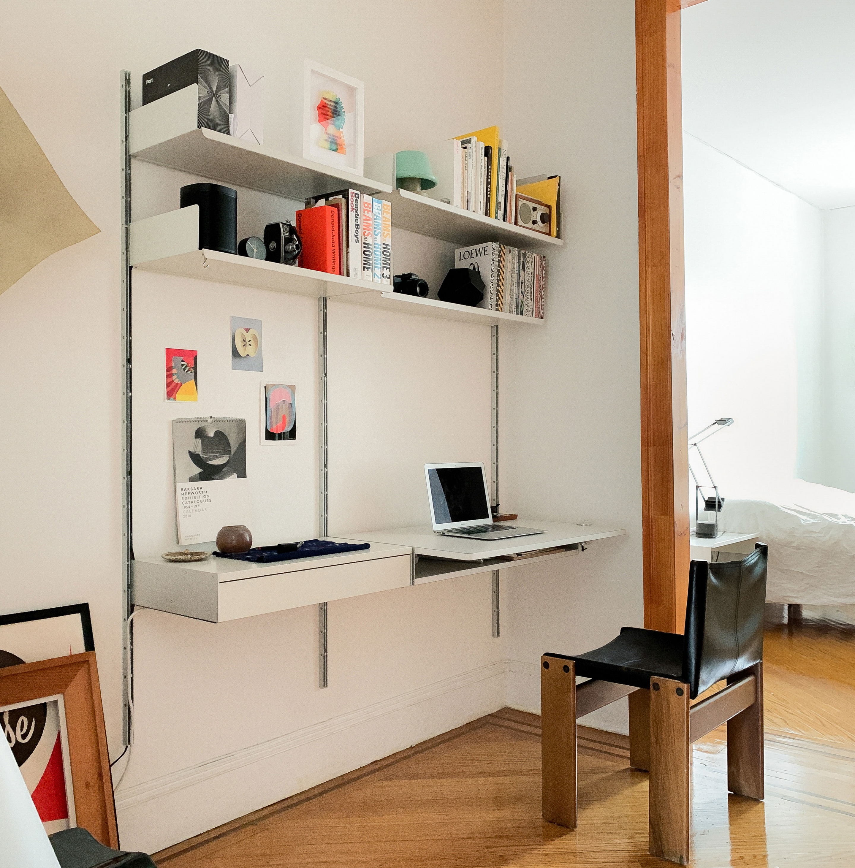 Modular shelving system in the study/home office. Off-white. Vitsœ 606 Universal shelving system. Design Dieter Rams.