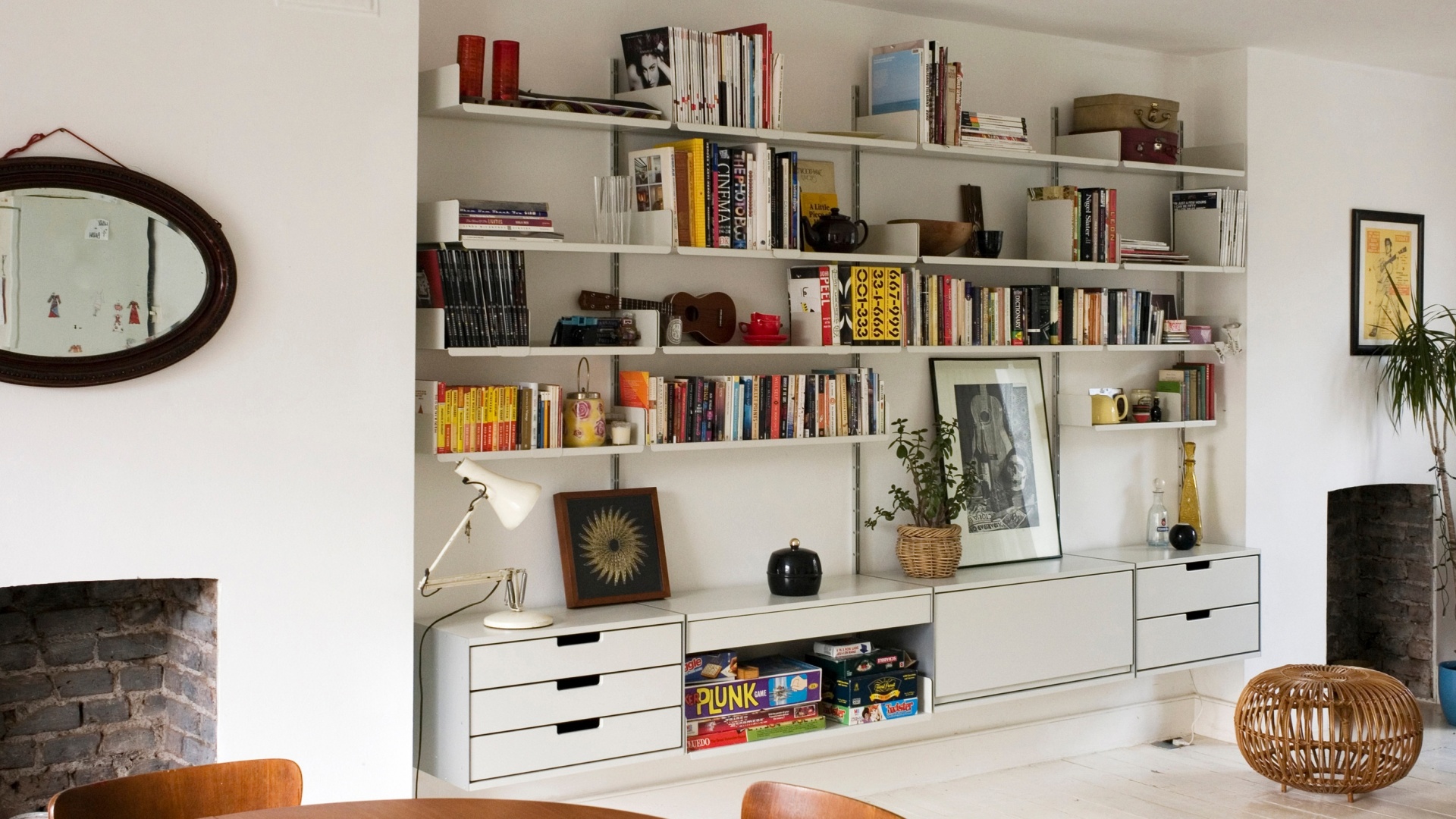 Modular shelving system in a living room. Vitsœ 606 Universal shelving system. Design Dieter Rams. Off-white.