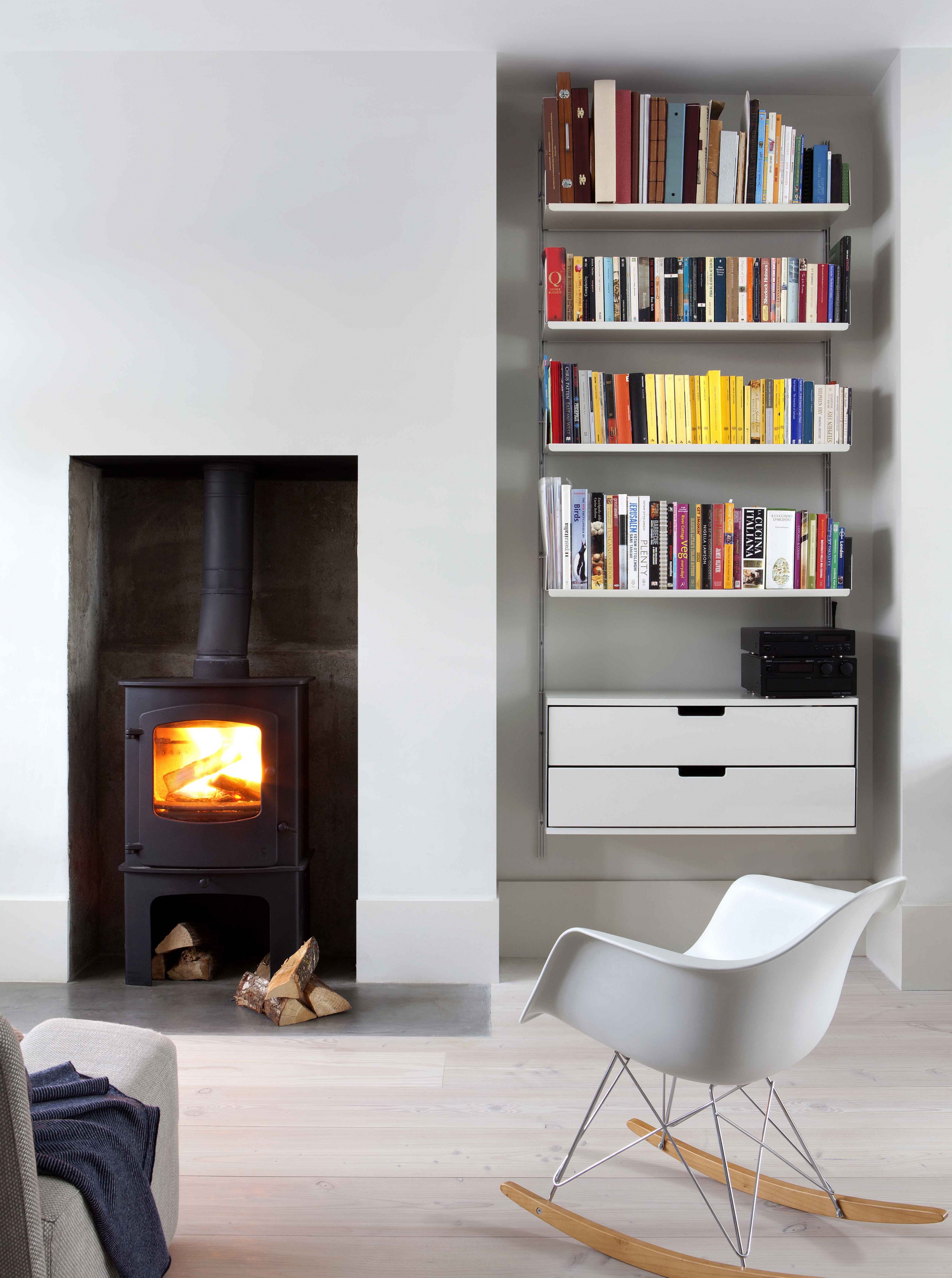 606 shelving system in an alcove, living room. Vitsœ, design Dieter Rams