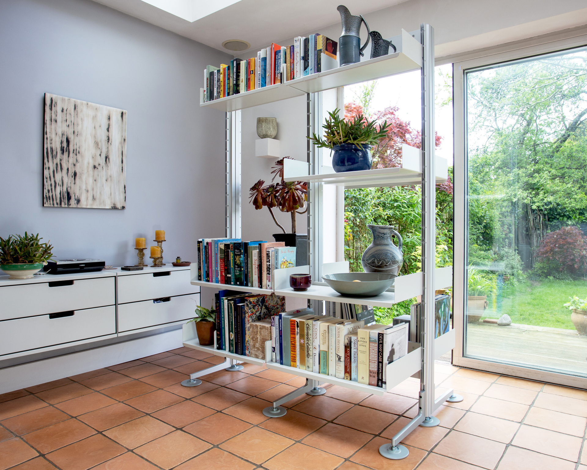 Freestanding-shelves Freestanding shelves and cabinets for storage in the kitchen. Off-white, double-sided. Vitsœ Modular 606 Universal Shelving System. Designer furniture, Dieter Rams