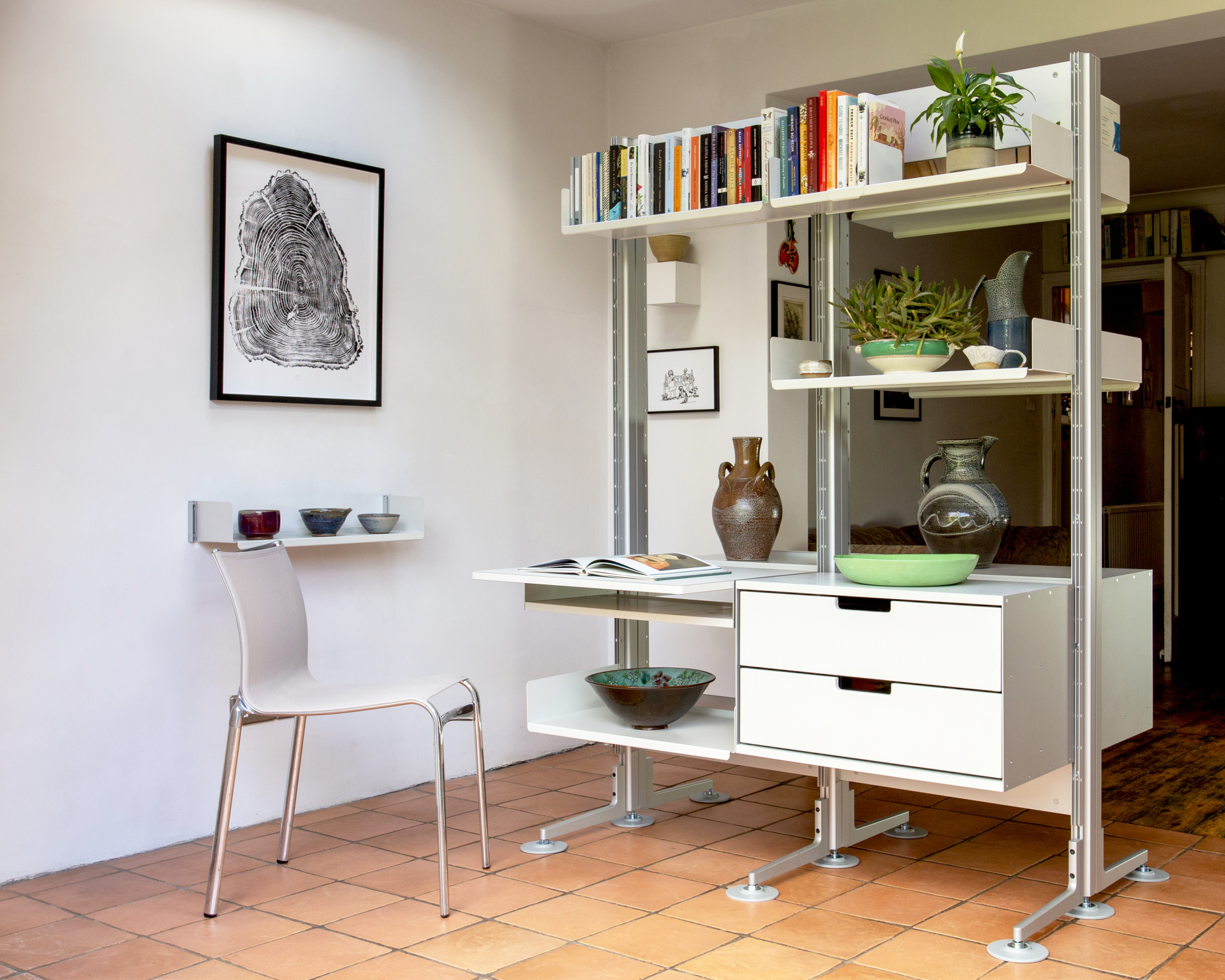 Freestanding modular shelving system with desk and cabinet in off-white for modern home-office in the living room. Designer shelves, Dieter Rams. Vitsœ 606 Universal Shelving System.
