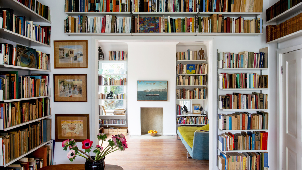 Vitsœ 606 Shelving System by Dieter Rams. Modular wall-mounted bookshelves with off-white shelves.