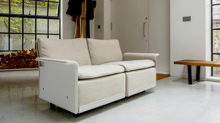 Vitsœ 620 modular sofa designed by Dieter Rams in linen upholstery with off-white shell.