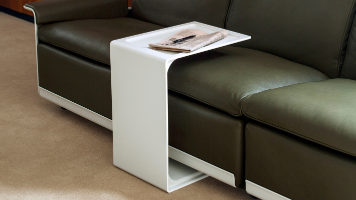 Vitsœ 621 Table designed by Dieter Rams. Nesting table in off-white used as a sofa tables.