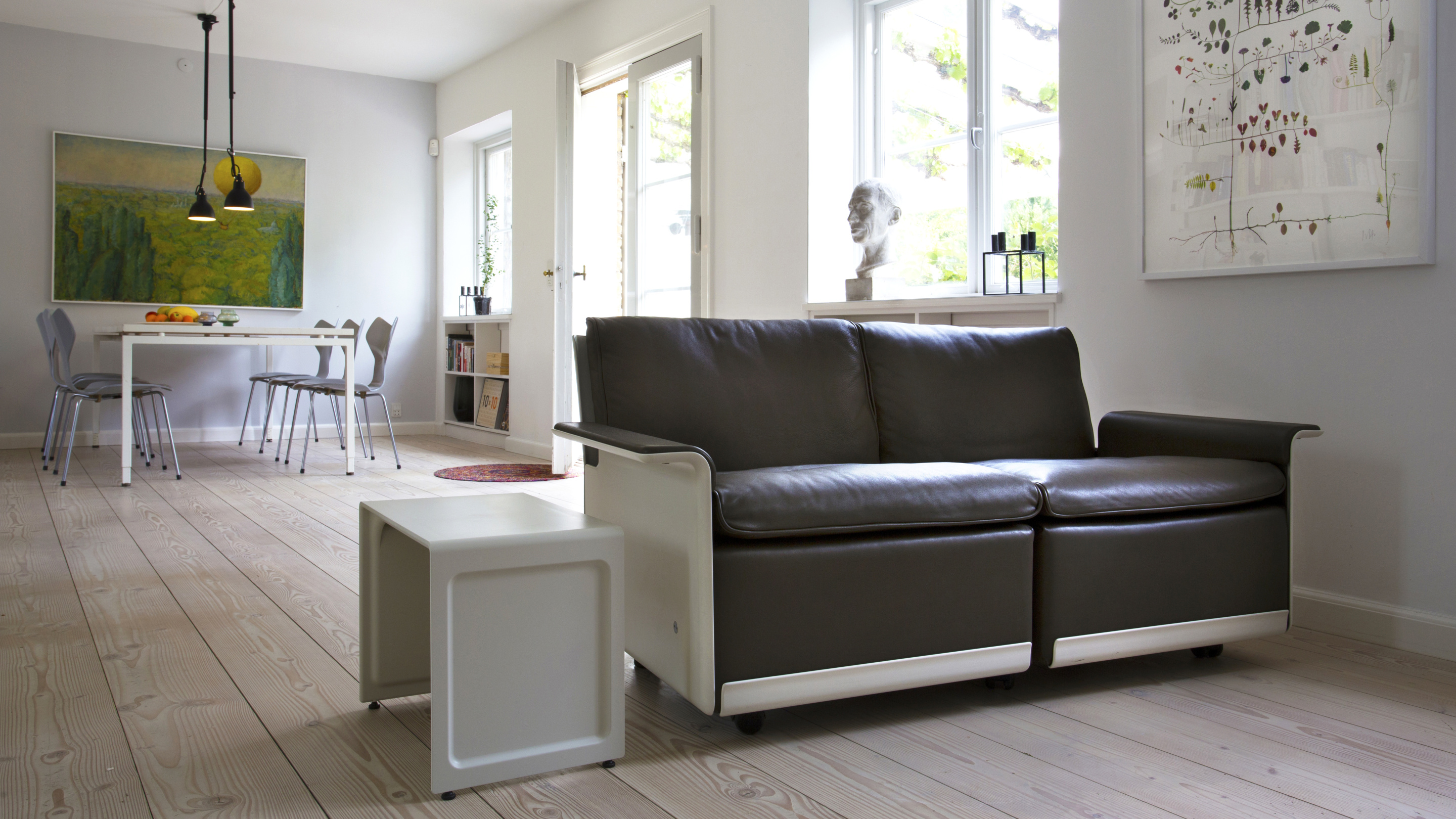 Vitsœ 620 modular sofa designed by Dieter Rams in leather upholstery with off-white shell.