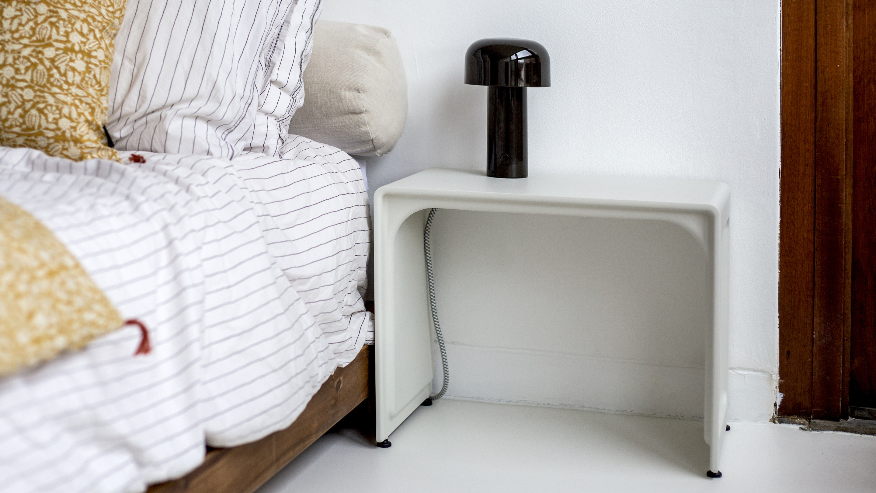 Vitsœ 621 Table designed by Dieter Rams. In off-white used as a bedside table.