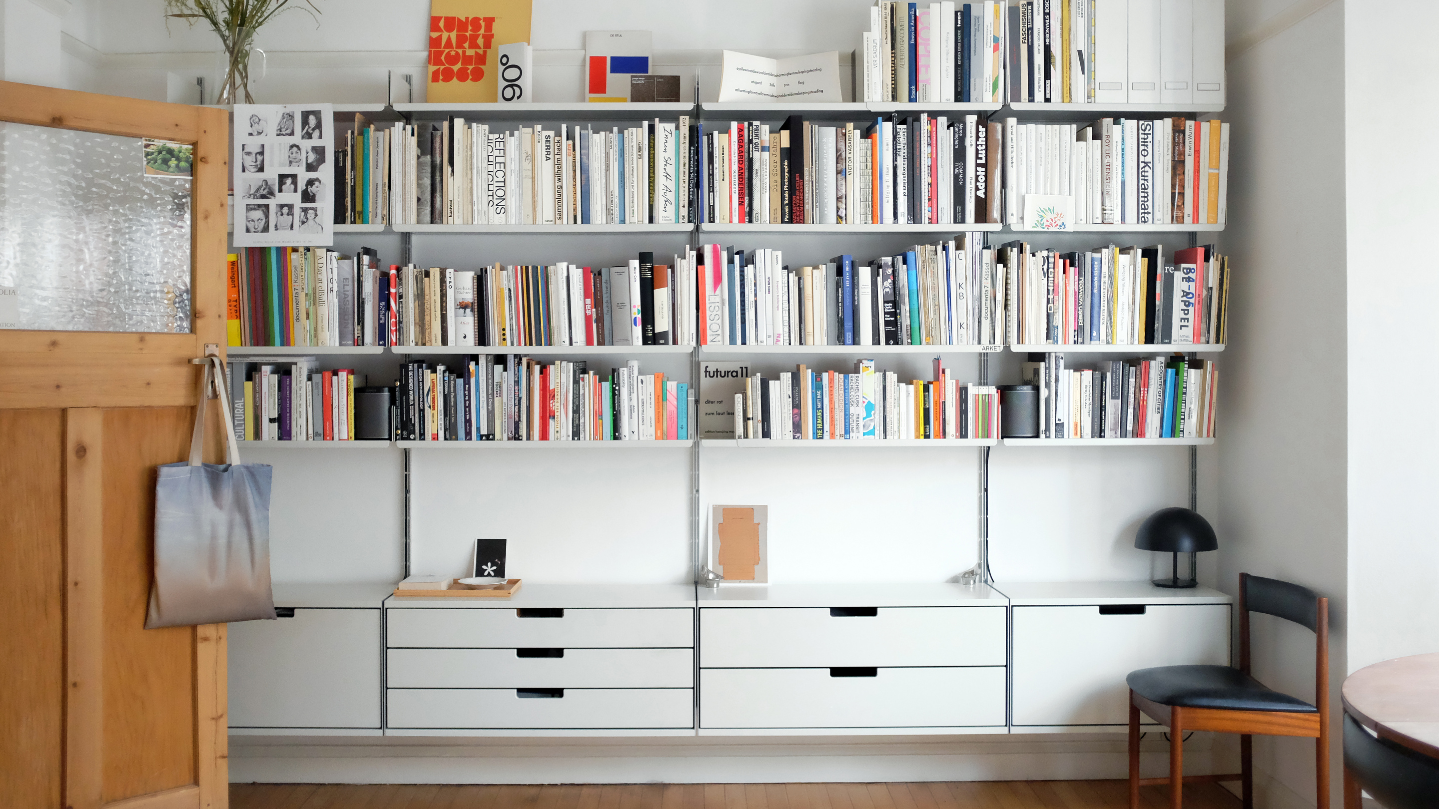 Vitsœ 606 Shelving System by Dieter Rams. Modular wall-mounted bookshelves with off-white shelves.