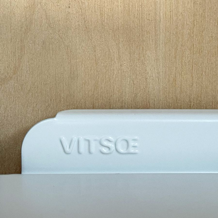 Vitsœ 606 shelf with embossed logo