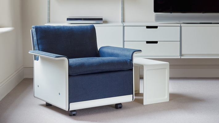 620 Chair with 621 side table
