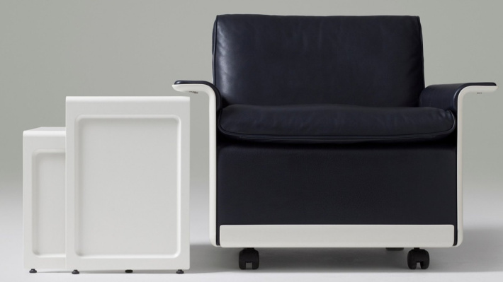 620 Chair in black leather next to a pair of two 621 nesting tables